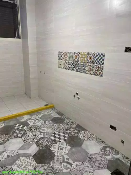 旅館浴室設計-黑灰拼接地磚-高級浴缸和浴櫃-屏東浴室裝修